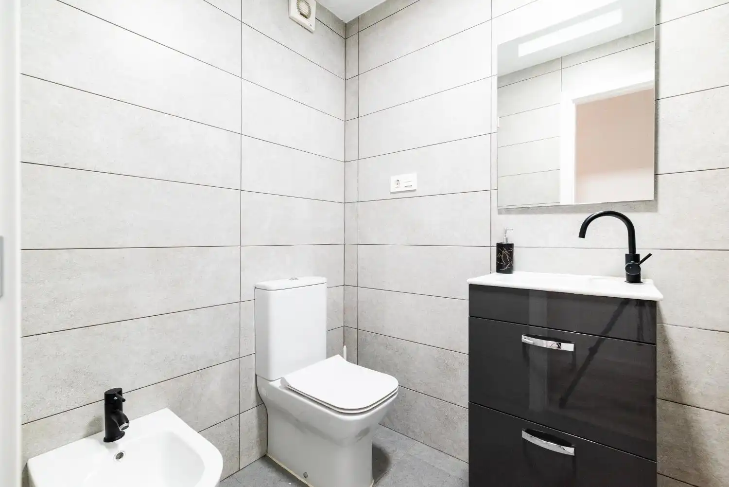 Bathroom of Flat for rent in Granada  with Air Conditioner, Heating and Furnished