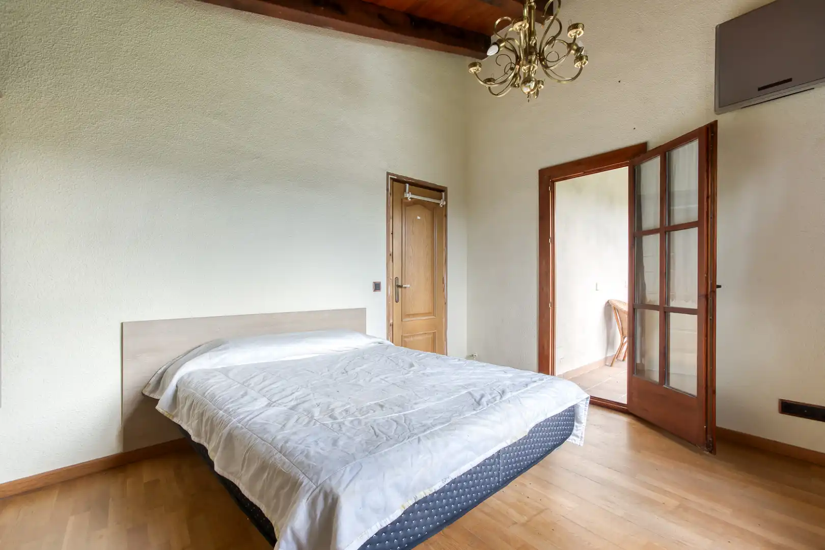 Schlafzimmer von Country house zum Verkauf in Sant Joan Les Fonts mit Klimaanlage, Heizung und Privatgarten