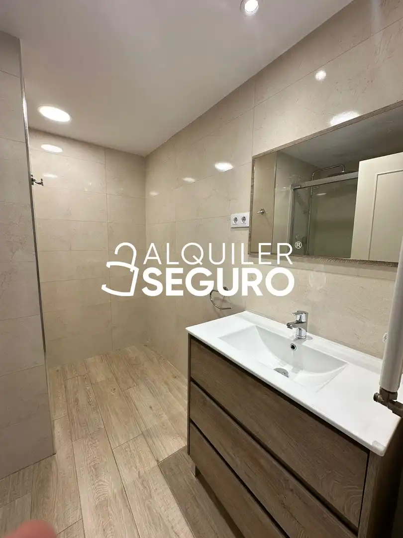 Baño de Piso de alquiler en Madrid con Calefacción y Terraza
