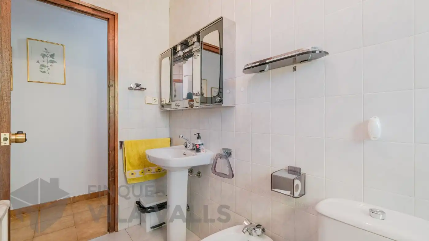 Badezimmer von Haus oder Chalet zum Verkauf in Sant Quirze Safaja mit Privatgarten und Balkon