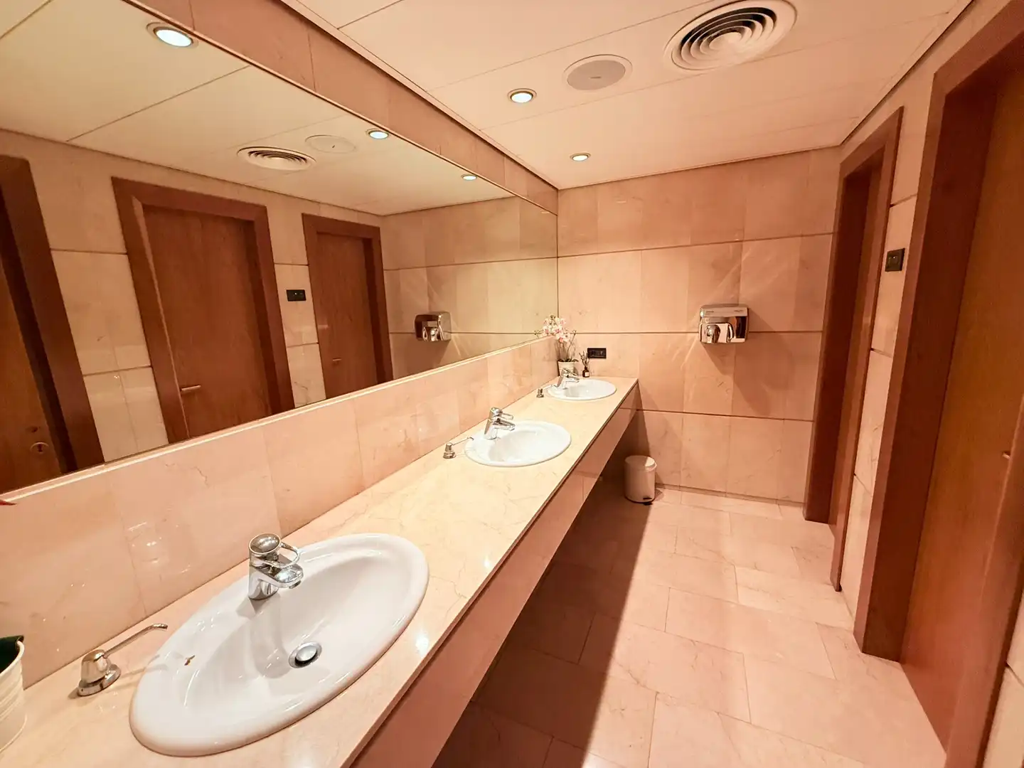 Bathroom of Office for rent in  Palma de Mallorca  with Air Conditioner, Heating and Internet
