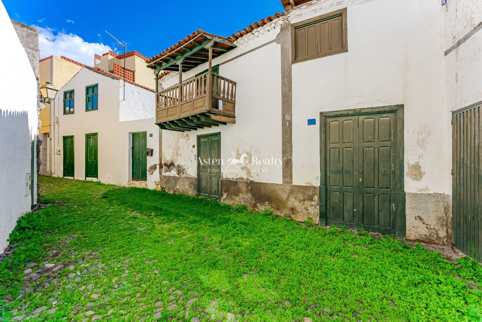 Vista exterior de Casa o xalet en venda en Guía de Isora amb Jardí privat, Terrassa i Traster