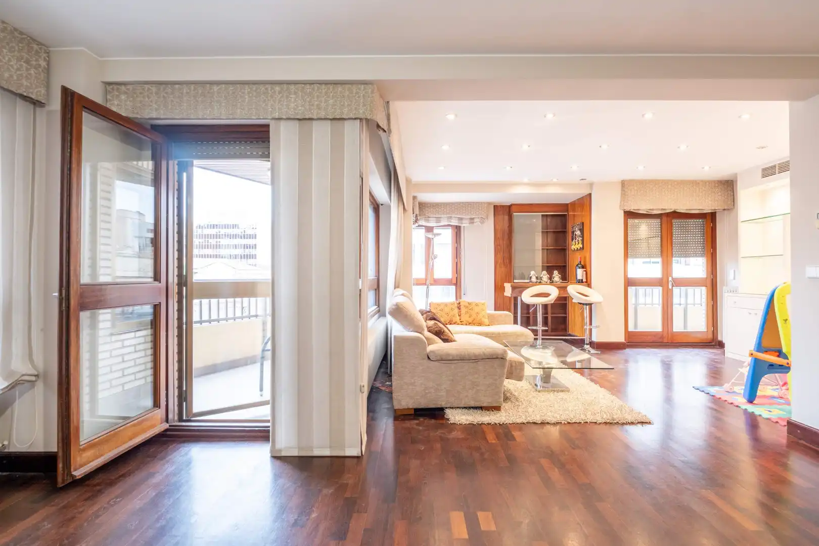 Sala de estar de Piso de alquiler en Zaragoza con Aire acondicionado, Calefacción y Parquet