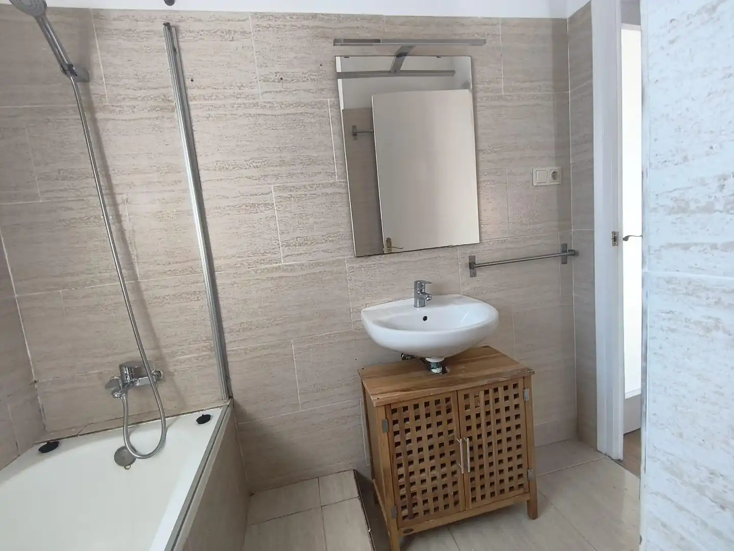 Badezimmer von Wohnung zur Miete in Viladecans mit Klimaanlage, Heizung und Privatgarten