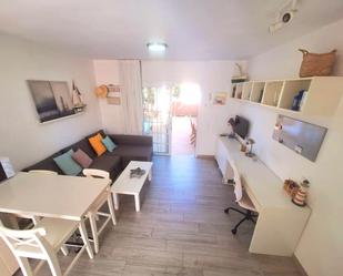 Sala d'estar de Dúplex de lloguer en San Bartolomé de Tirajana amb Aire condicionat, Terrassa i Moblat