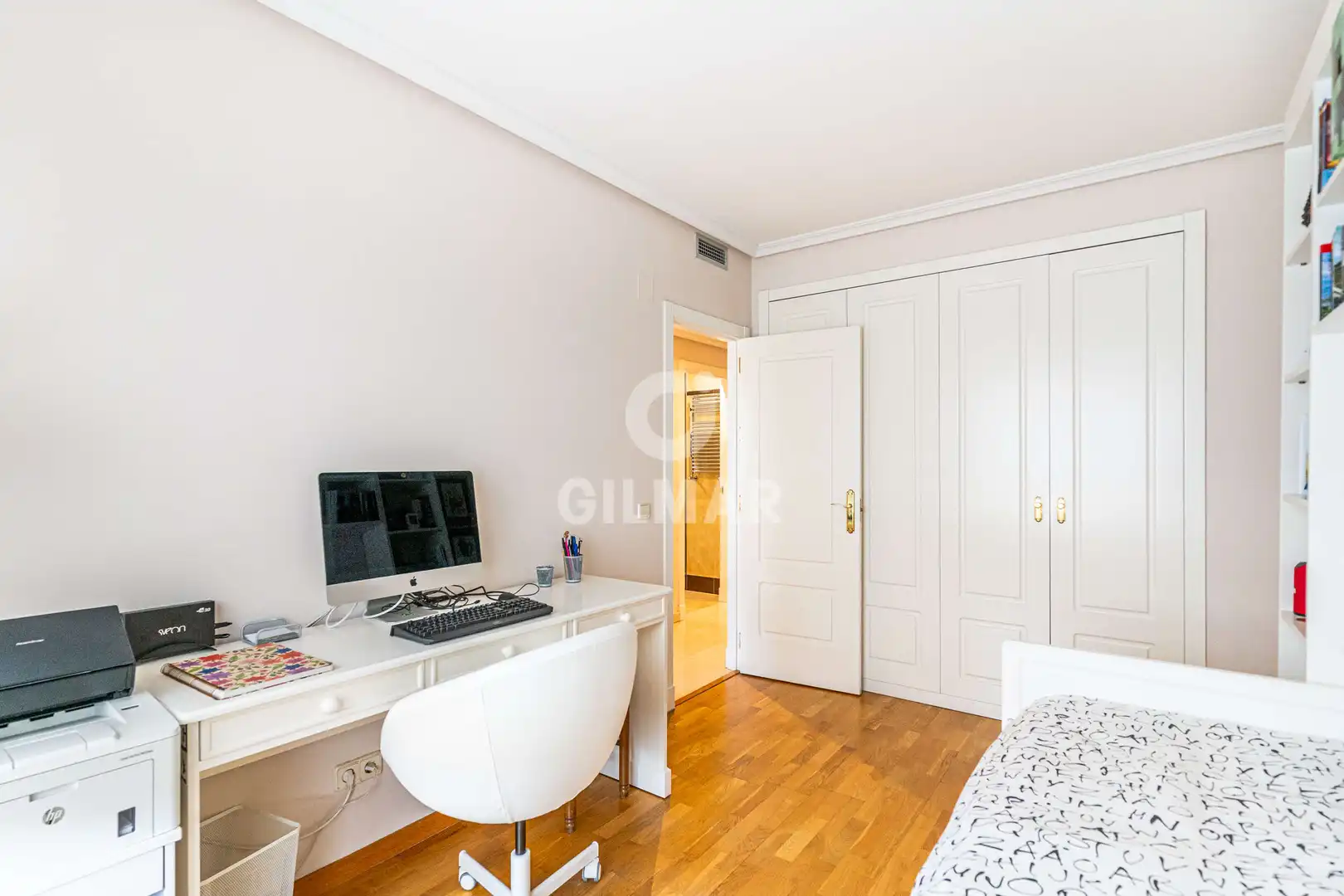 Habitación de Casa adosada en venta en Boadilla del Monte con Calefacción, Jardín privado y Piscina