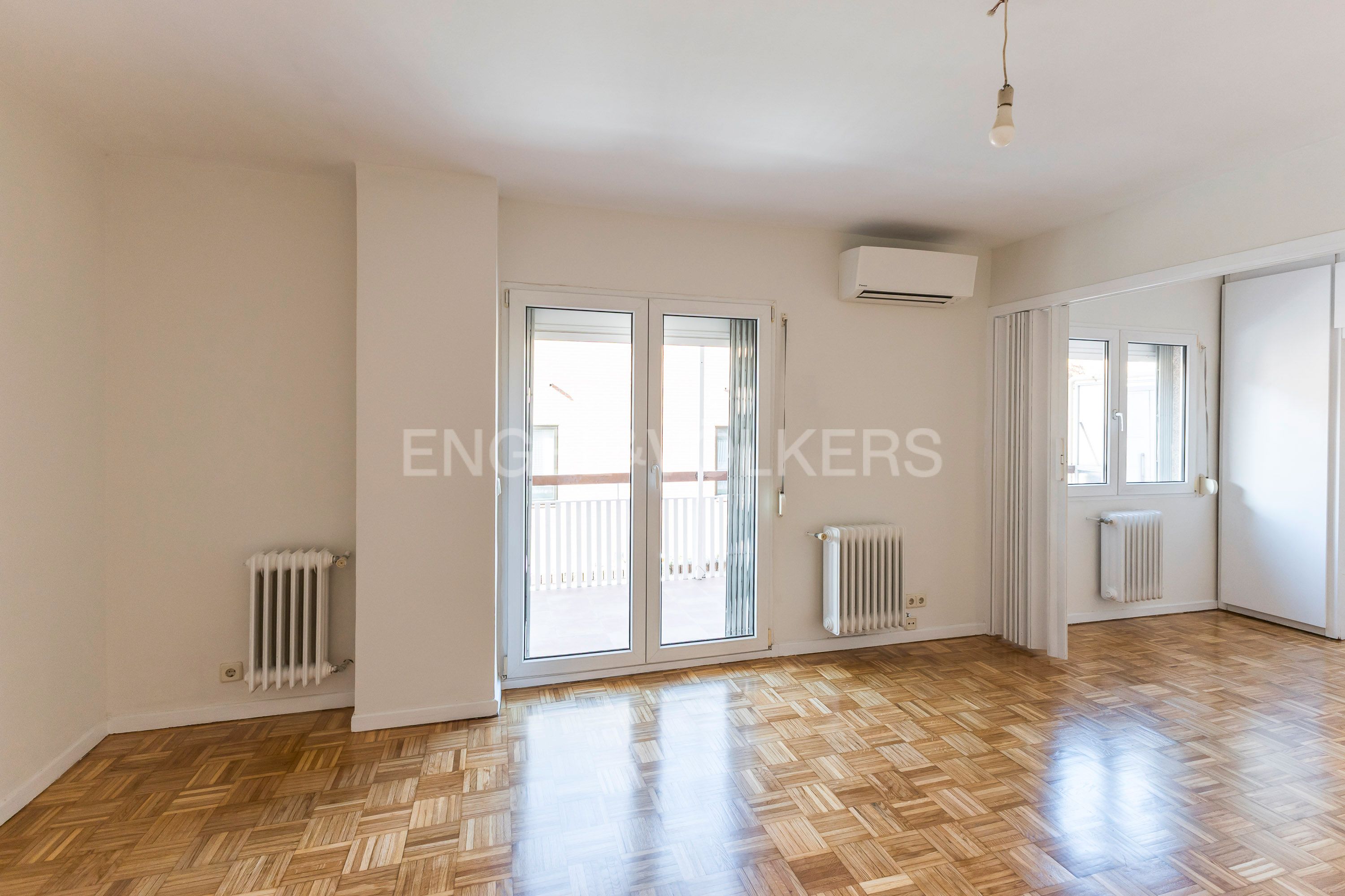 Dormitori de Apartament de lloguer en  Madrid Capital amb Aire condicionat, Calefacció i Jardí privat