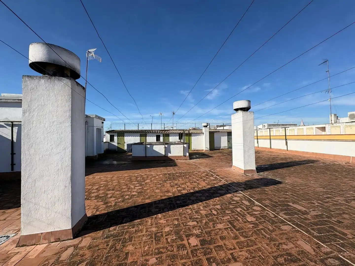 Exterior view of Flat for sale in Sevilla  with Air Conditioner, Terrace and Storage room