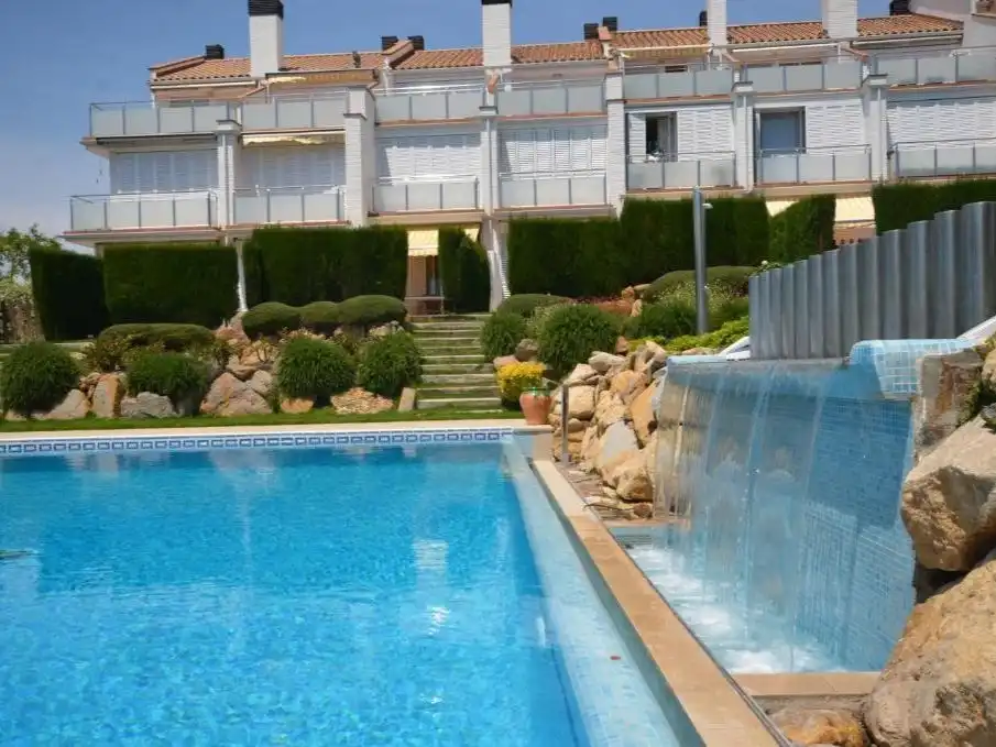 Piscina de Casa adosada en venda en Castell d'Aro, Platja d'Aro i s'Agaró amb Calefacció, Jardí privat i Terrassa