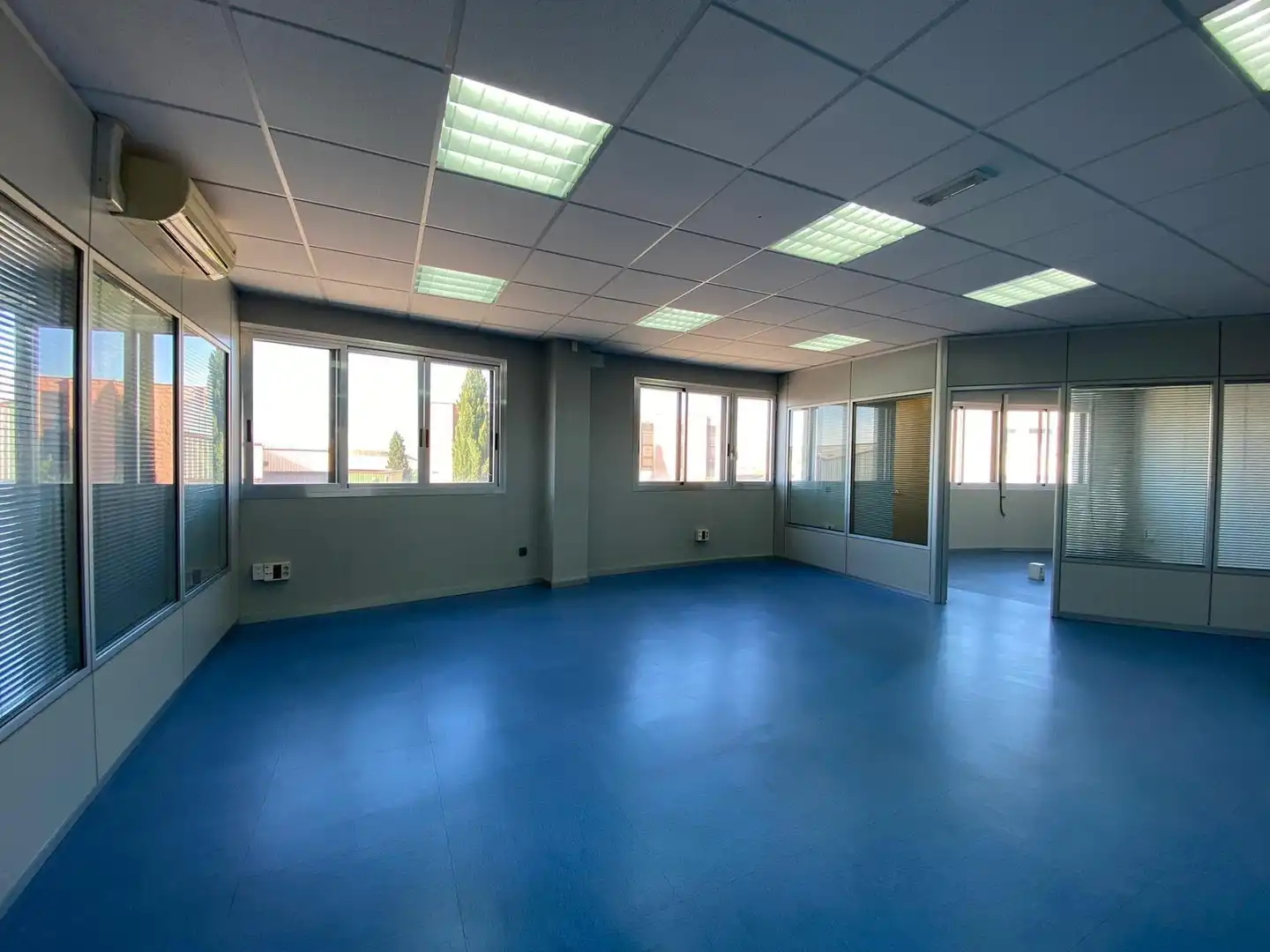 Nave industrial en venta en Torres de la Alameda