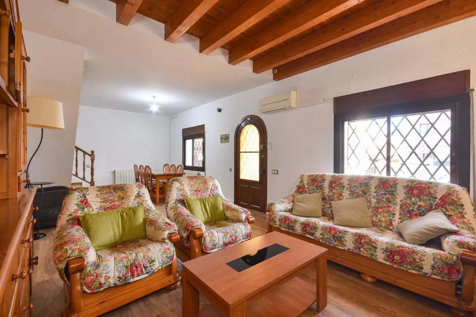 Sala de estar de Casa o chalet en venta en Santa Perpètua de Mogoda con Aire acondicionado, Calefacción y Jardín privado