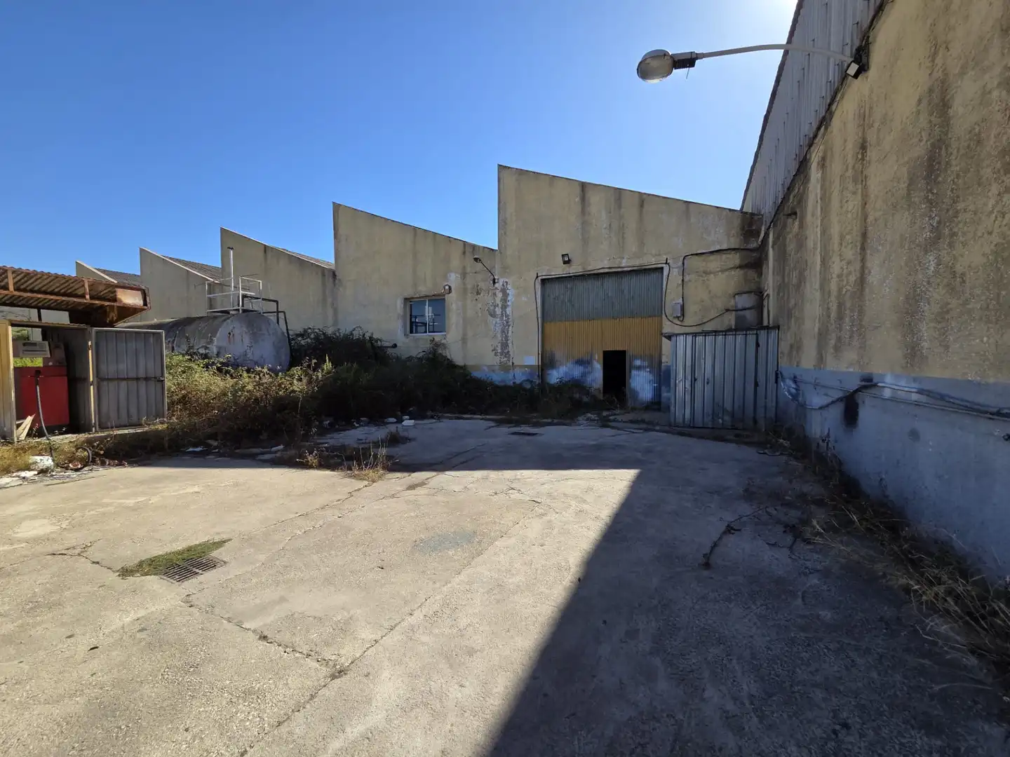 Außenansicht von Fabrikhallen zum Verkauf in San Roque