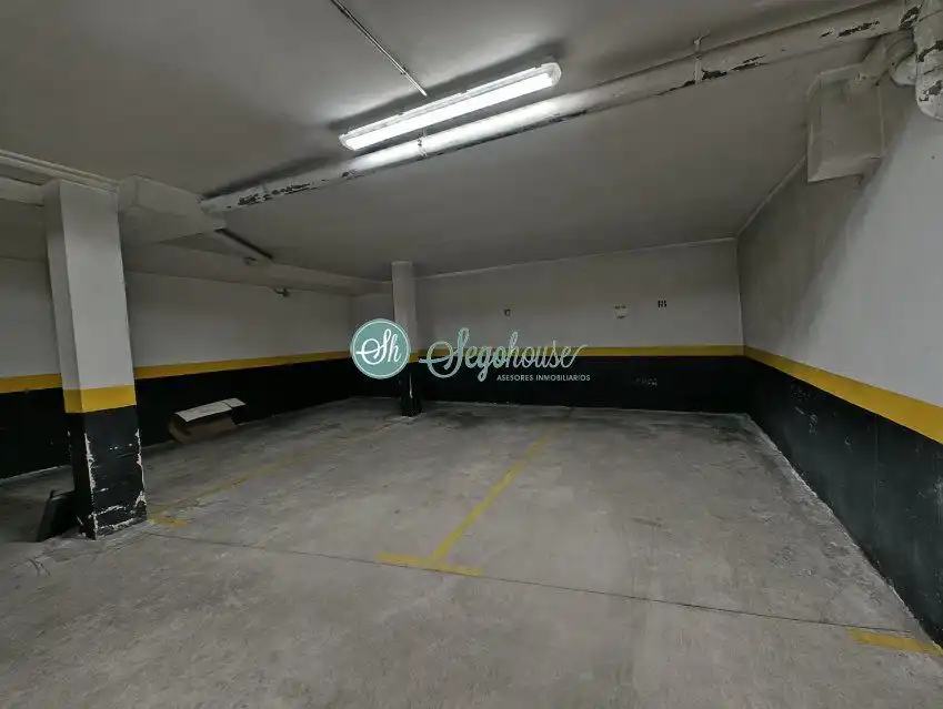 Parking de Piso en venta en Segovia con Calefacción, Trastero y Balcón