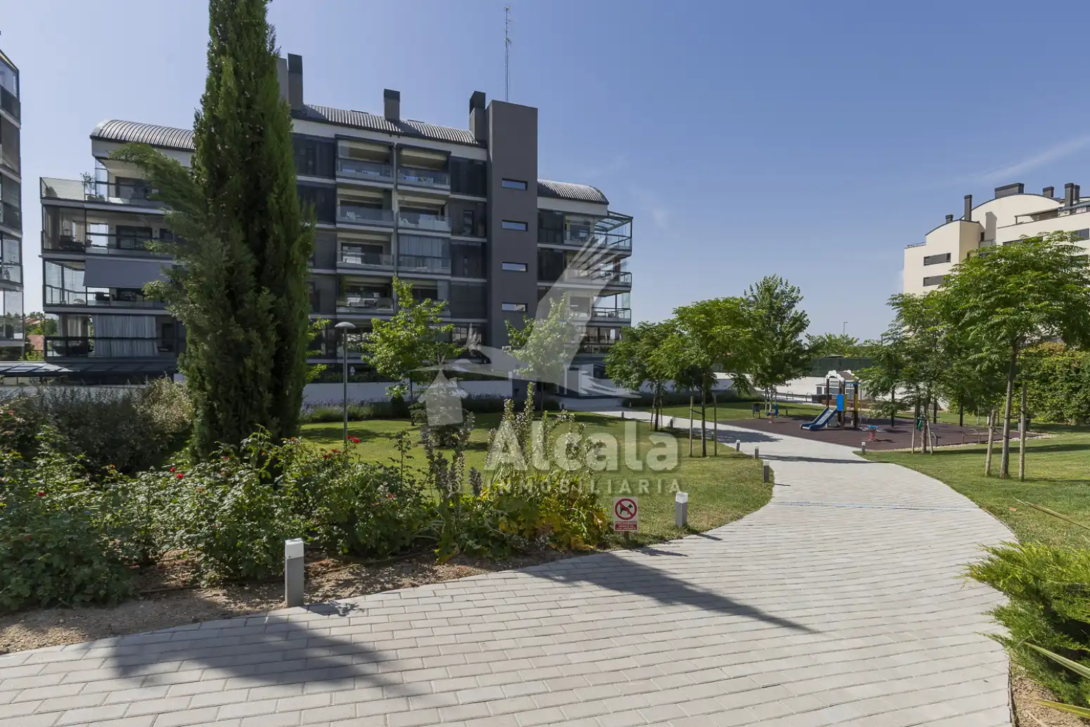 Vista exterior de Àtic en venda en Rivas-Vaciamadrid amb Aire condicionat, Calefacció i Jardí privat