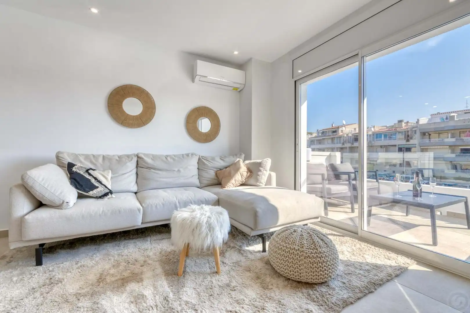 Wohnzimmer von Einfamilien-Reihenhaus zum Verkauf in Empuriabrava mit Klimaanlage, Heizung und Terrasse