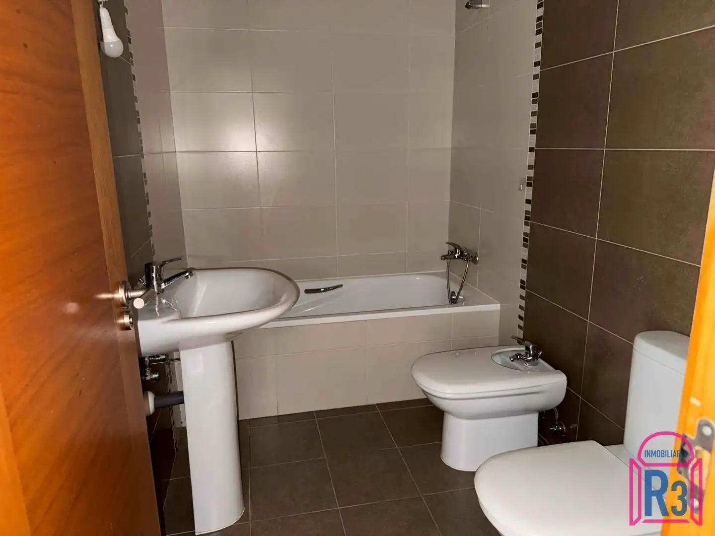Badezimmer von Wohnungen zum Verkauf in León Capital  mit Heizung und Abstellraum