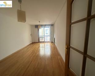 Dormitori de Apartament de lloguer en León Capital  amb Calefacció, Terrassa i Balcó