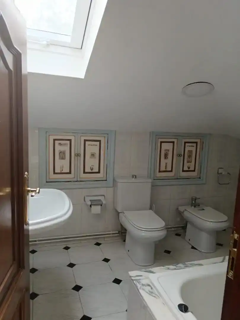 Badezimmer von Wohnung zur Miete in Catoira mit Privatgarten, Parkett und Möbliert