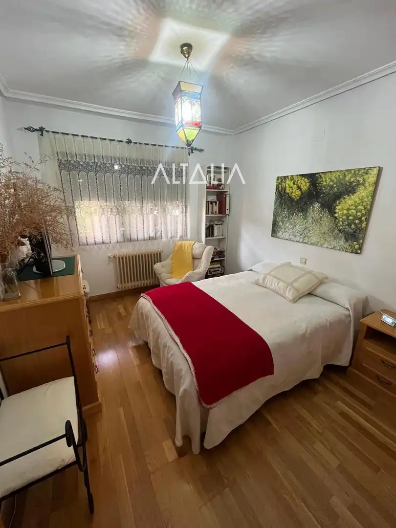 Habitación de Casa adosada en venta en Cuenca con Calefacción, Piscina y Piscina comunitaria