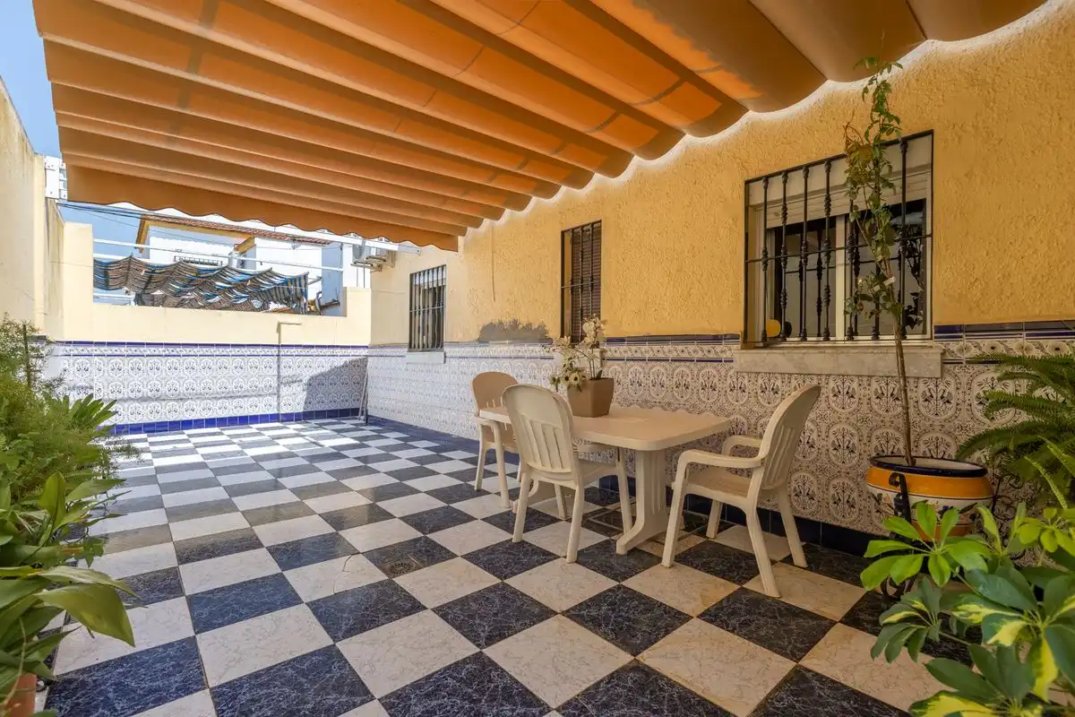 Terrasse von Einfamilien-Reihenhaus zum Verkauf in Dos Hermanas mit Klimaanlage, Heizung und Terrasse