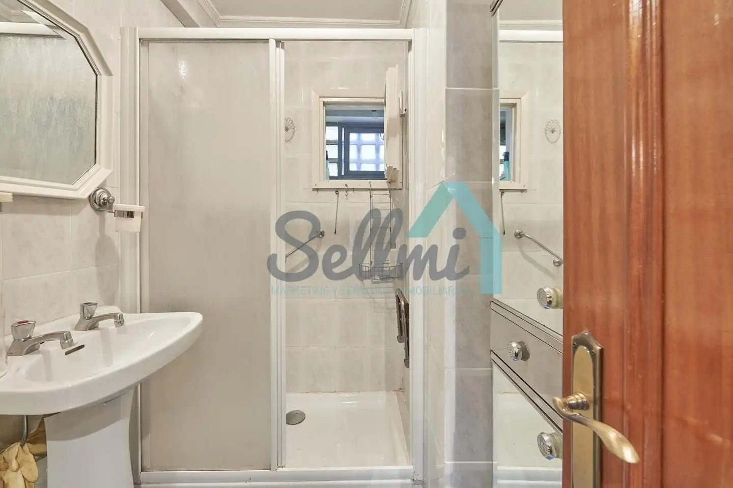 Badezimmer von Wohnung zum Verkauf in Aller mit Parkett, Abstellraum und Möbliert
