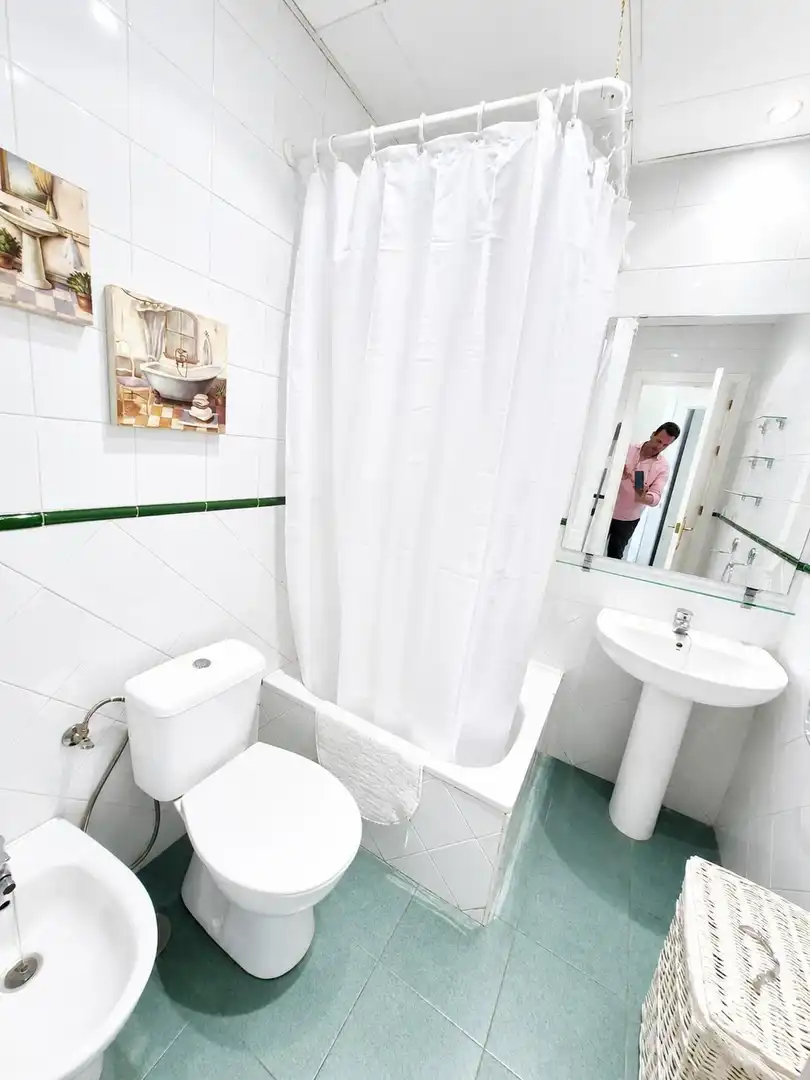 Badezimmer von Wohnungen zur Miete in Sevilla mit Klimaanlage, Heizung und Balkon