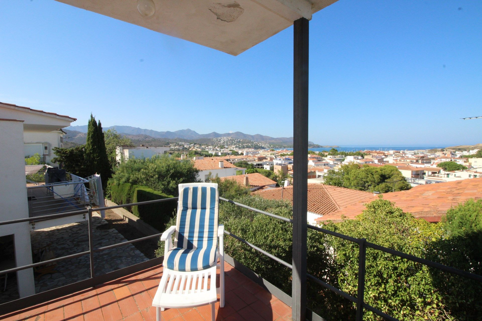 Vista exterior de Casa o xalet en venda en Llançà amb Calefacció, Terrassa i Moblat