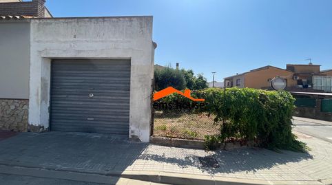 Parcela esquinera edificable en Montras