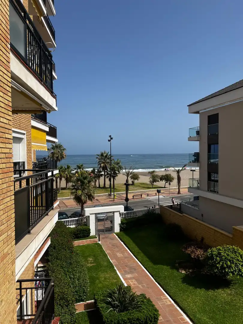 Vista exterior de Apartament de lloguer en Fuengirola amb Aire condicionat, Calefacció i Jardí privat