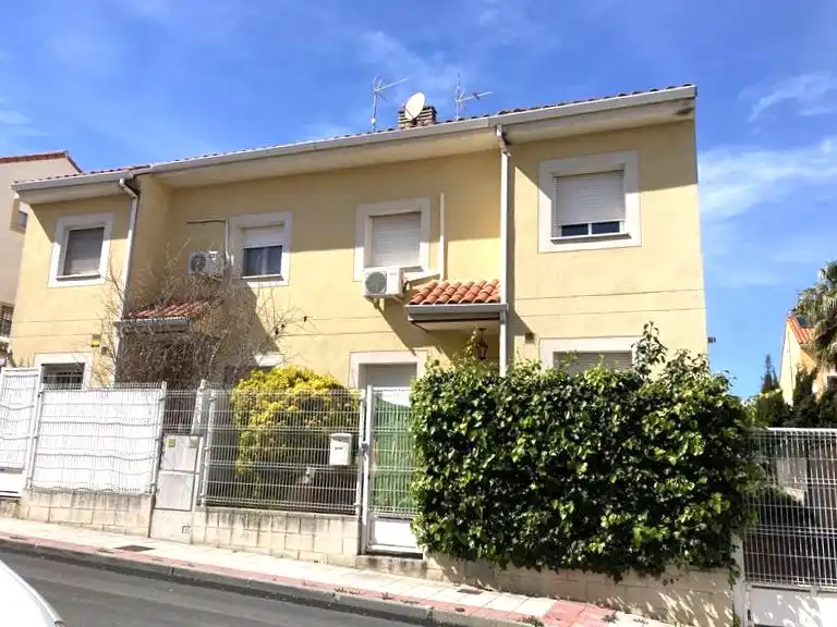 Vista exterior de Apartament en venda en Olías del Rey amb Jardí privat