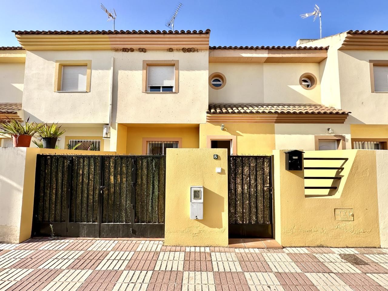Exterior view of Single-family semi-detached for sale in Fuente de Piedra  with Terrace, Furnished and Community pool