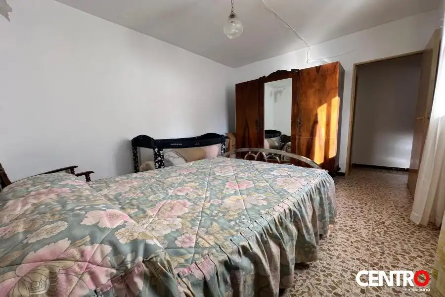 Dormitori de Casa o xalet en venda en Guadahortuna amb Jardí privat