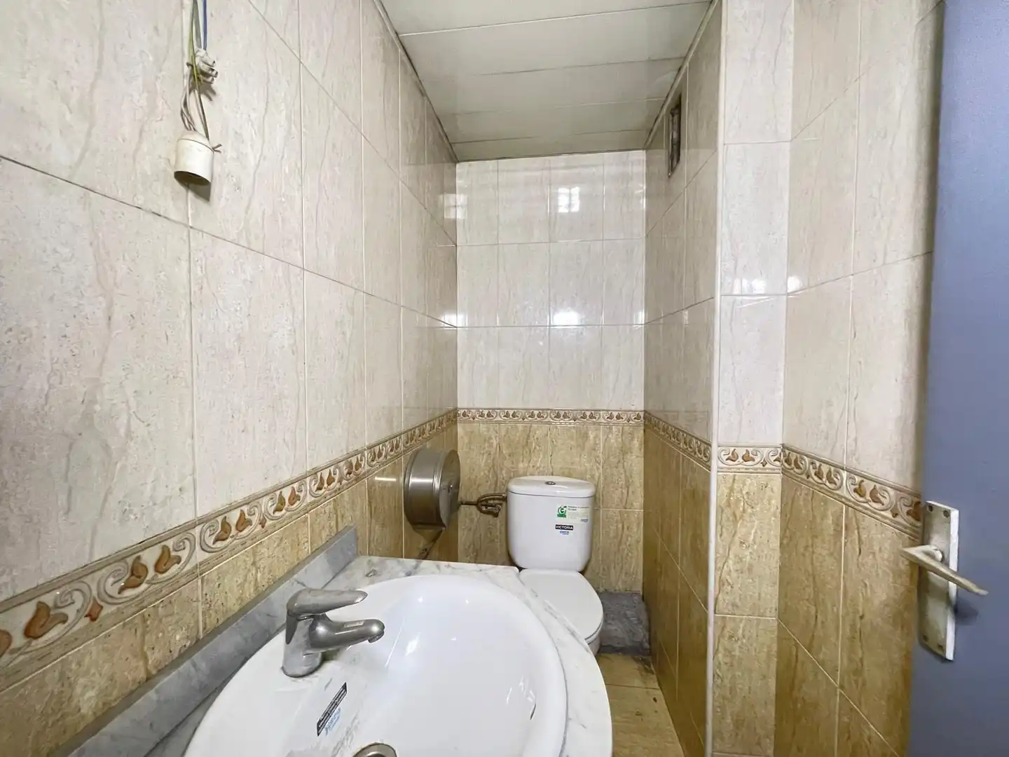Baño de Local en venta en Santa Coloma de Gramenet