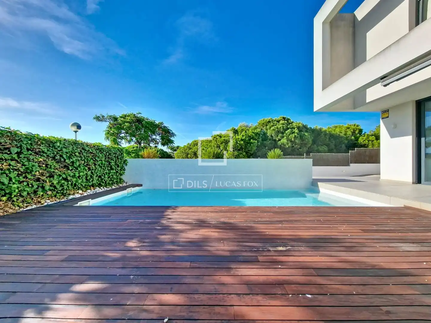 Schwimmbecken von Haus oder Chalet zum Verkauf in Vilanova i la Geltrú mit Klimaanlage, Heizung und Privatgarten