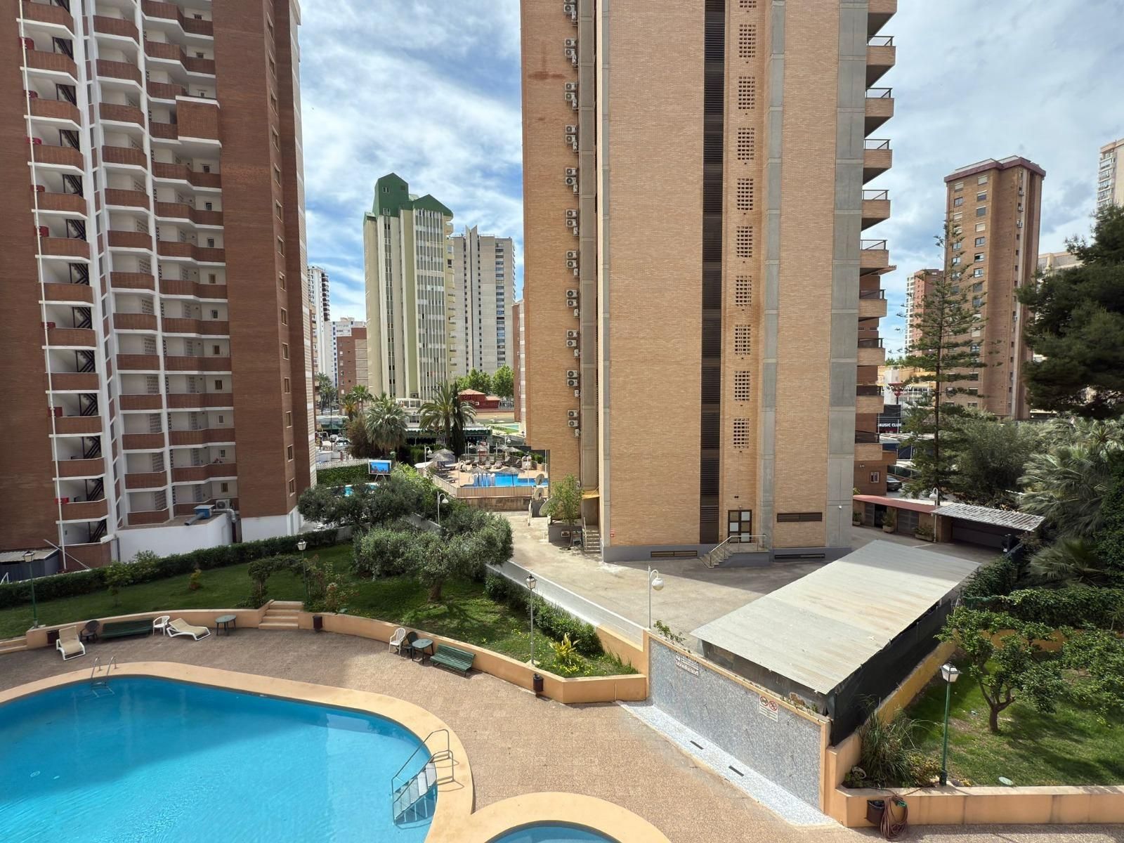 Vista exterior de Apartament en venda en Benidorm amb Aire condicionat, Calefacció i Jardí privat