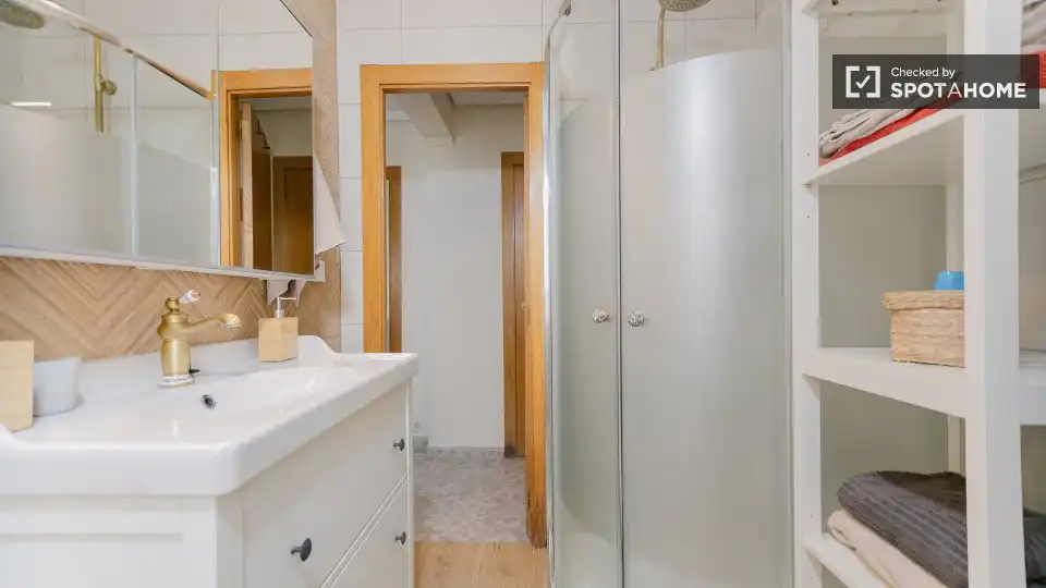 Baño de Piso de alquiler en Valencia con Aire acondicionado, Calefacción y Amueblado