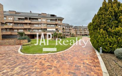 Vista exterior de Àtic en venda en Boadilla del Monte amb Aire condicionat i Terrassa