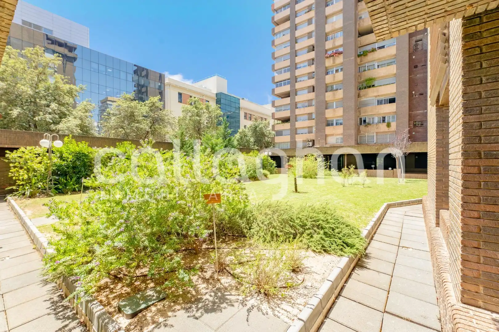Vista exterior de Pis en venda en Valencia amb Aire condicionat, Calefacció i Jardí privat