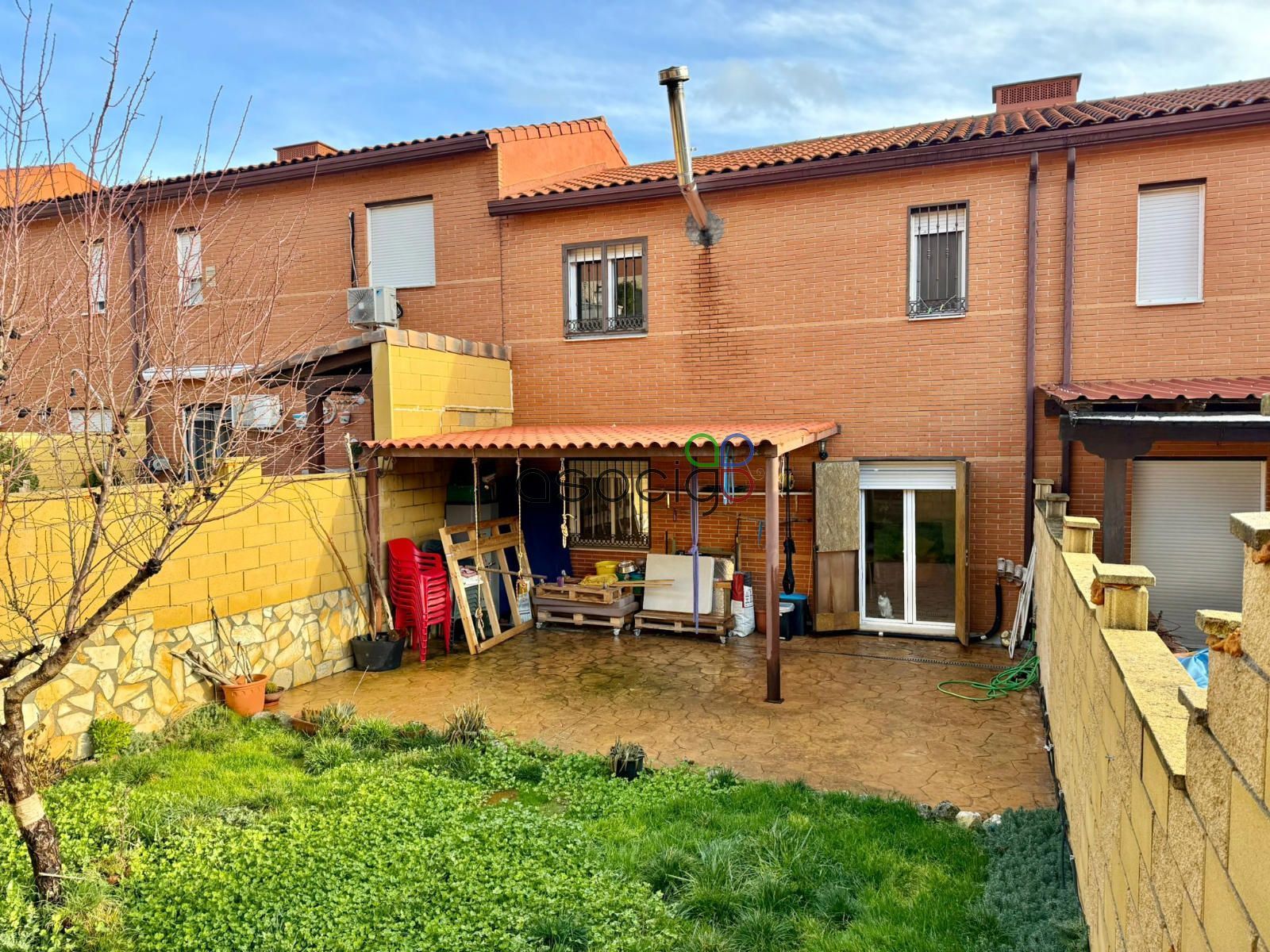 Jardín de Casa adosada en venta en Chiloeches con Calefacción y Jardín privado