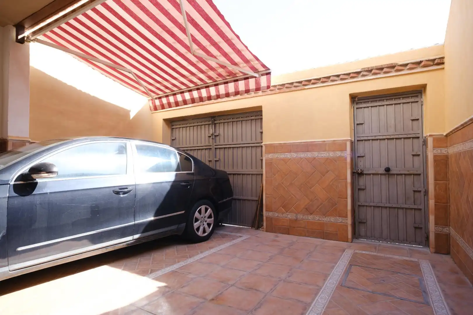 Parkplatz von Einfamilien-Reihenhaus zum Verkauf in La Algaba mit Klimaanlage, Heizung und Terrasse