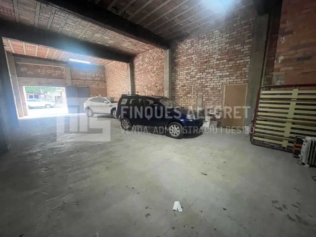 Parkplatz von Fabrikhallen zum Verkauf in La Pobla de Segur