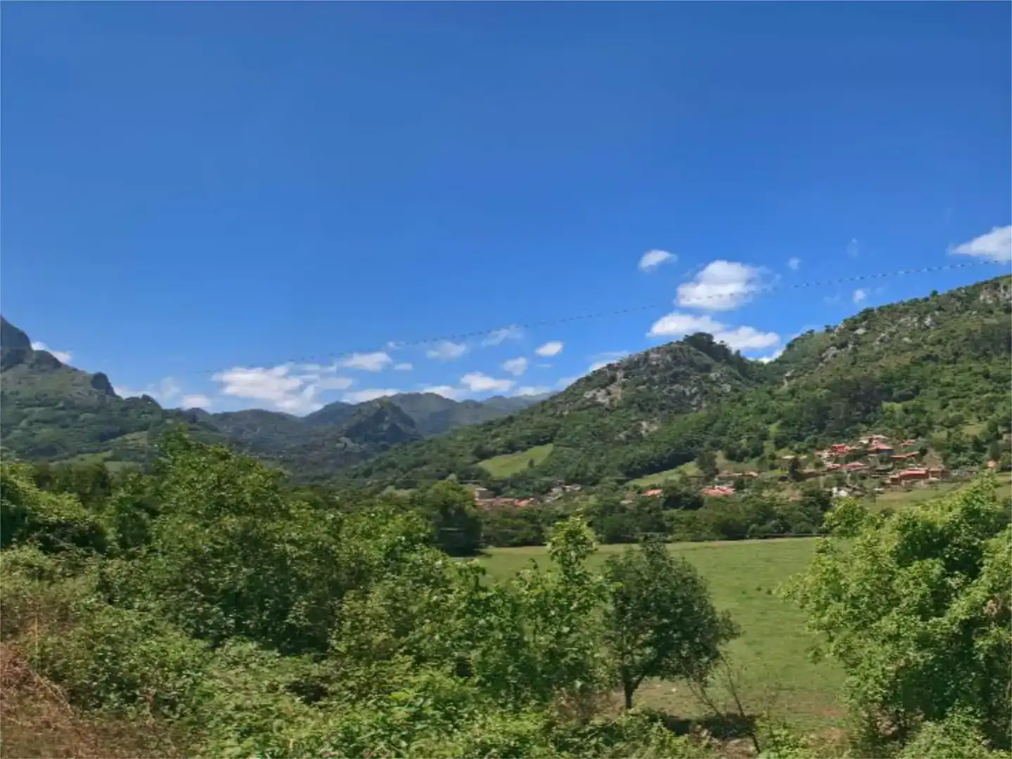 Vista exterior de Finca rústica en venda en Santo Adriano amb Moblat