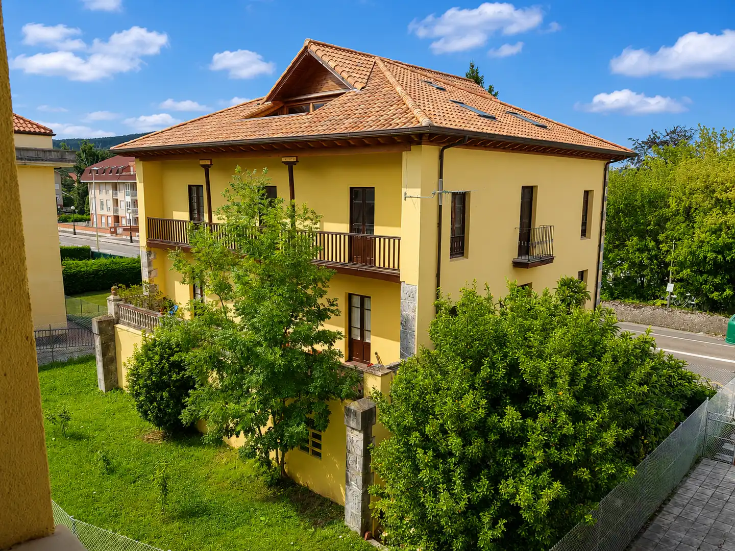 Vista exterior de Casa o xalet en venda en Bárcena de Cicero amb Calefacció, Jardí privat i Parquet