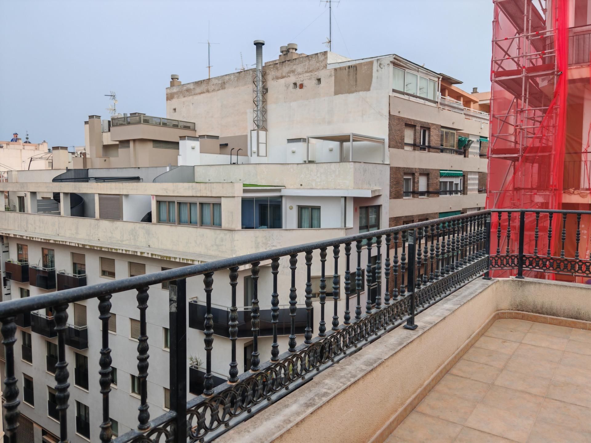 Vista exterior de Àtic en venda en Alicante / Alacant amb Aire condicionat, Terrassa i Moblat