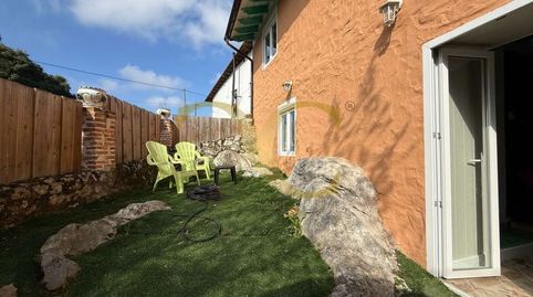 Casa con jardín a un kilómetro de la playa de Barro.