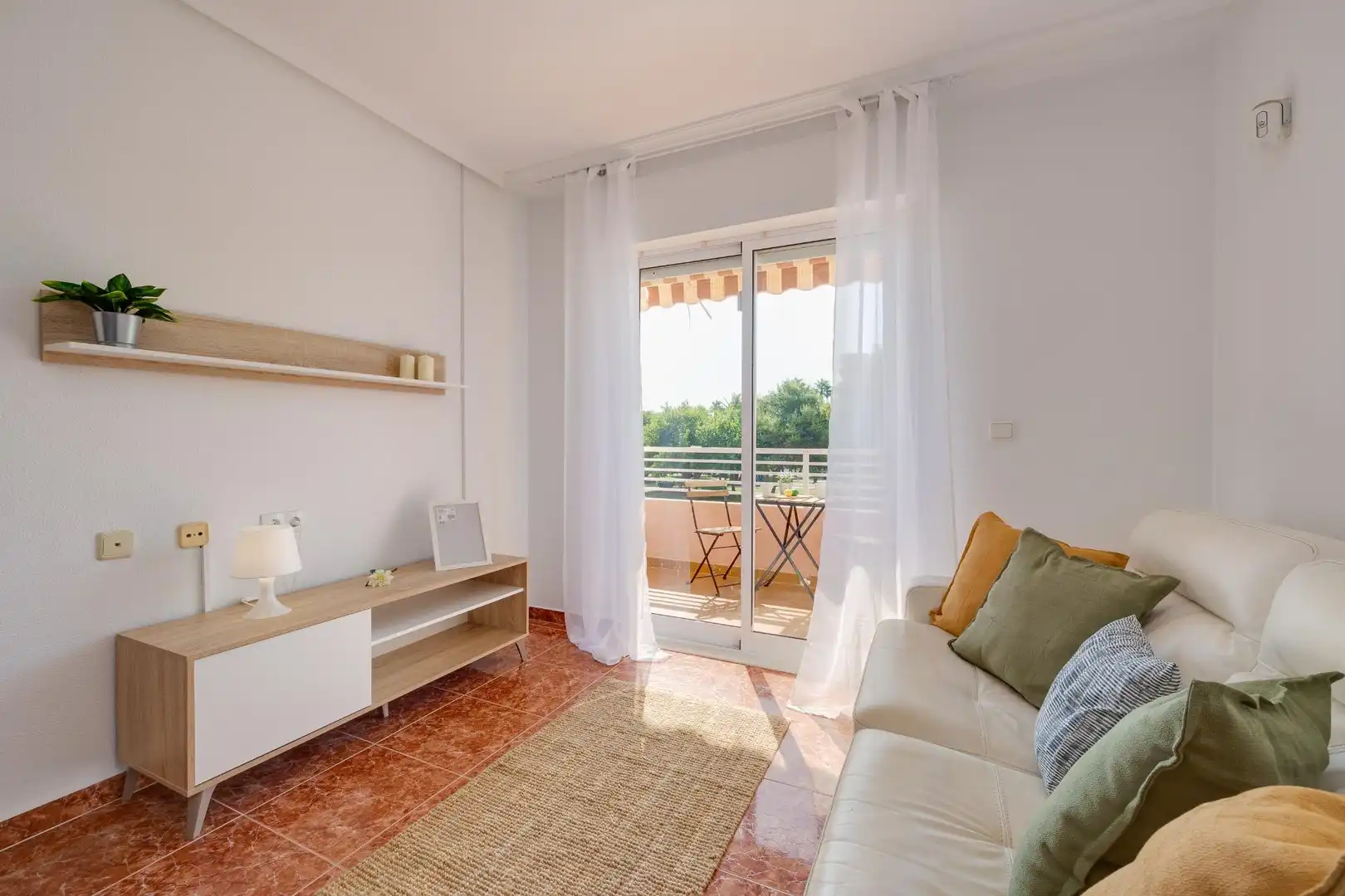 Sala de estar de Apartamento en venta en Torrevieja con Terraza, Amueblado y Piscina comunitaria