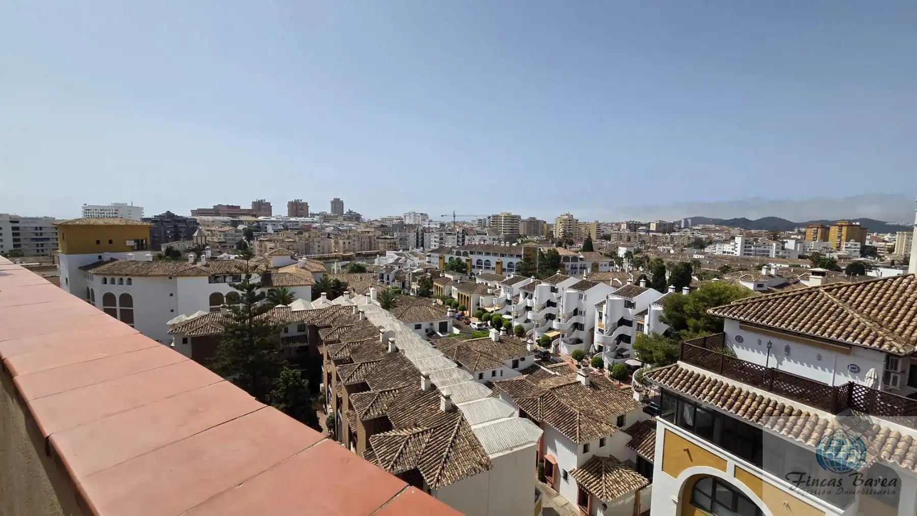 Vista exterior de Àtic en venda en Fuengirola amb Aire condicionat i Terrassa