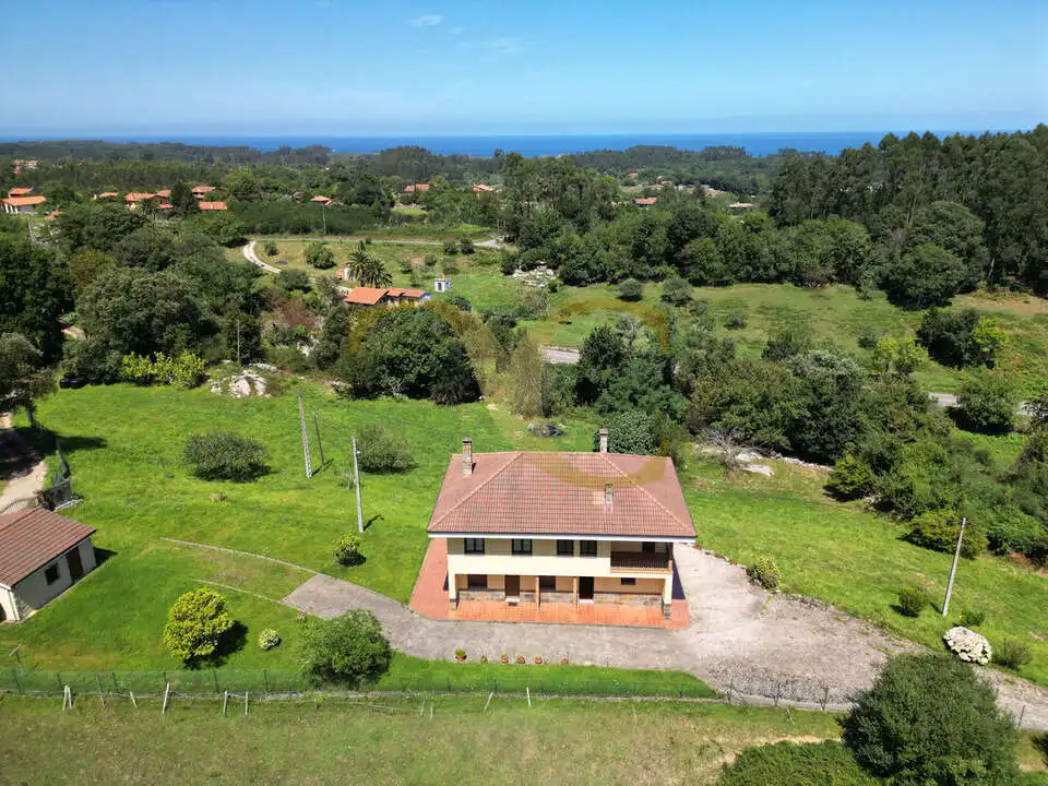Vista exterior de Casa o xalet en venda en Ribadesella amb Calefacció, Jardí privat i Terrassa
