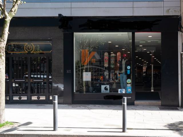 Local comercial en Venta en Rua De Fernando Iii O Santo, 1 en Ensanche - Sar