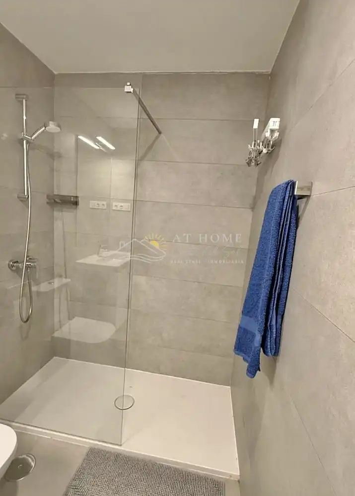 Badezimmer von Wohnungen zur Miete in Málaga mit Terrasse, Schwimmbad und Ofen